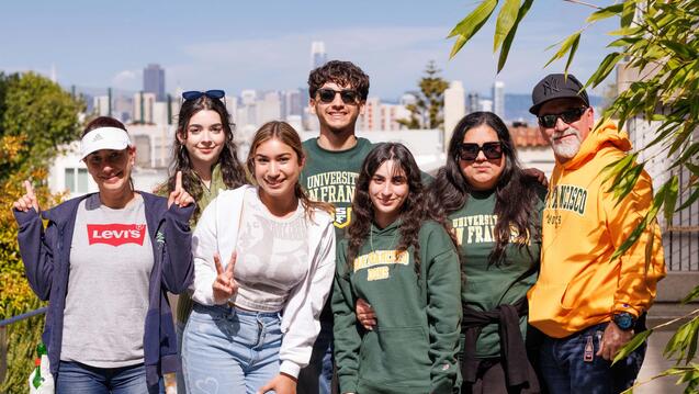 new students and there parents on campus with downtown sf in the background