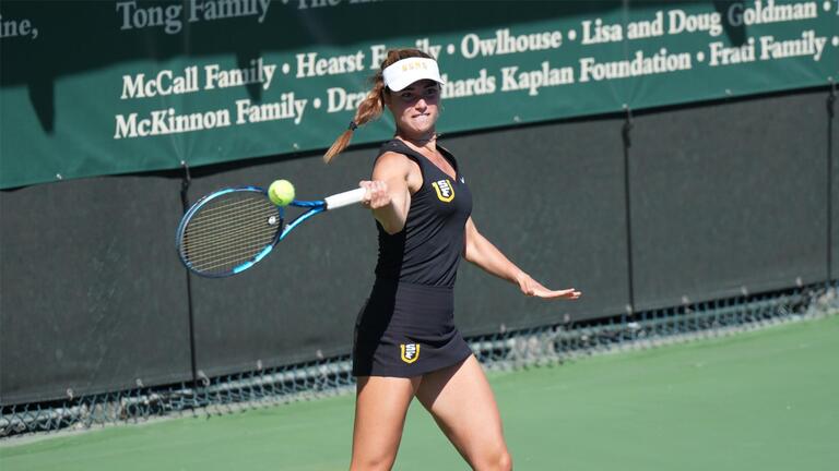 Player Maria Martinez Vaquero hitting a forehand