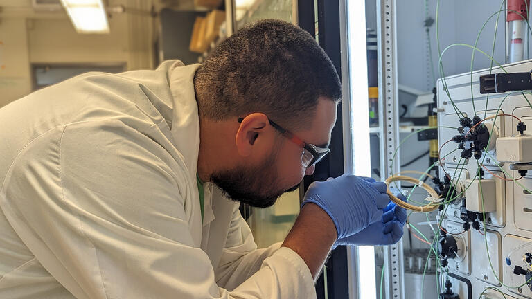 Student uses a AKTA Pure FPLC machine to carry out a chemistry experiment