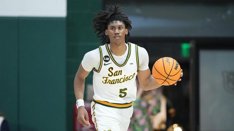 Men&#039;s basketball player dribbling