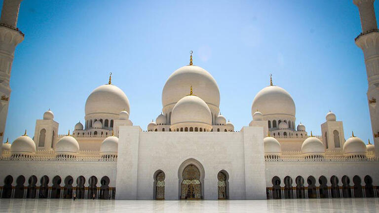 On trip, students visit the Grand Mosque in Abu Dhabi