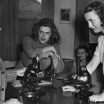 Professor Mary Jo Cobb and students in the new science wing, 1948
