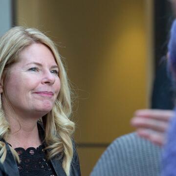An alumna mingling a Marketing, MS event