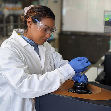 keana davis uses a isothermal titration calorimeter in class