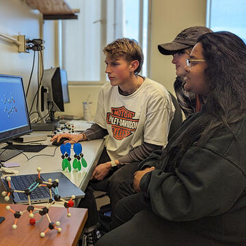 students use computer together