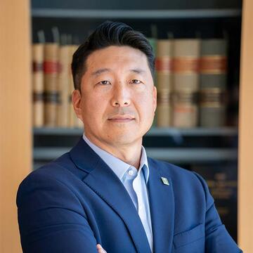 Eugene Kim headshot