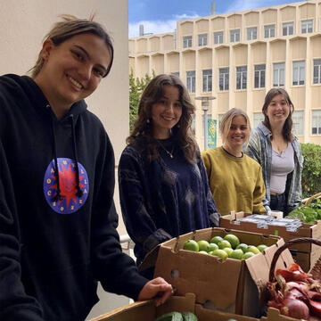 USF students working at food pantry.