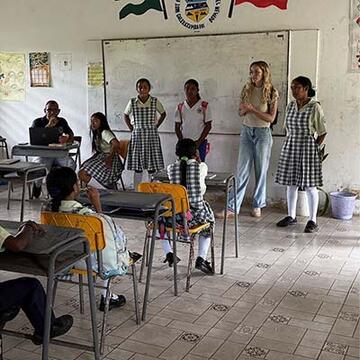 Children learn entrepreneurship skills from Lilly Ryan in a Colombian classroom