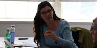 Rosalina de Lisser speaking in a classroom